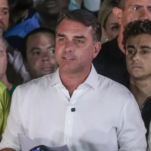 Polícia Federal cancela passaportes de Flávio Bolsonaro