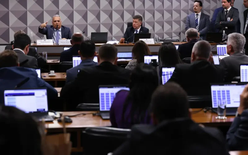 Mendonça proíbe CPMI do INSS de acessar dados de Vorcaro em sala-cofre