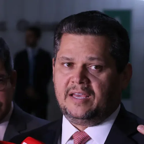 Alcolumbre mantém PEC 6×1 travada em semana esvaziada no Senado
