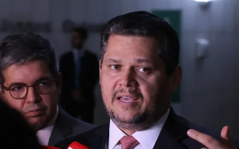 Alcolumbre mantém PEC 6×1 travada em semana esvaziada no Senado