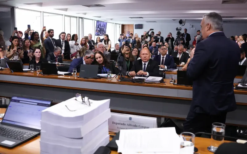 Relatório da CPMI do INSS pede indiciamento de 216 pessoas