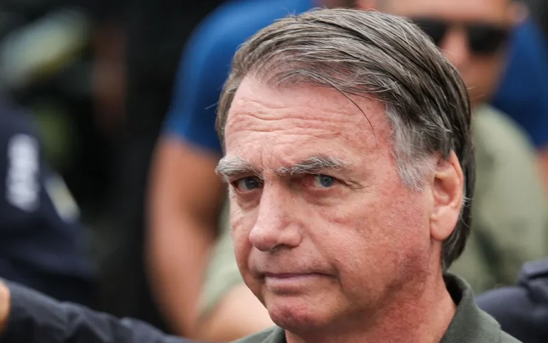 Bolsonaro completa 24 horas em UTI sem previsão de alta