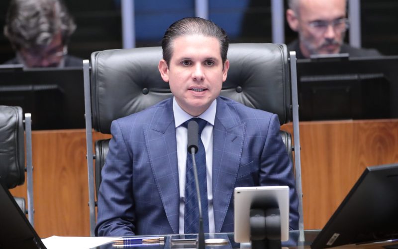 Após aprovação na CCJ da Câmara, PEC do fim da escala 6×1 depende de Hugo Motta