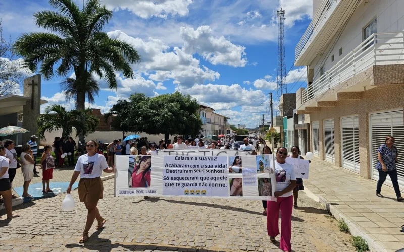 Sob forte comoção, família de Lânia de Souza Lima realiza sepultamento após 38 dias de espera em Monteiro