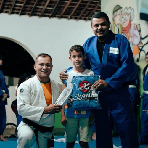 Prefeitura de Caraúbas entrega kimonos e faixas para alunos da oficina de jiu-jitsu e reforça investimentos no esporte e na assistência social