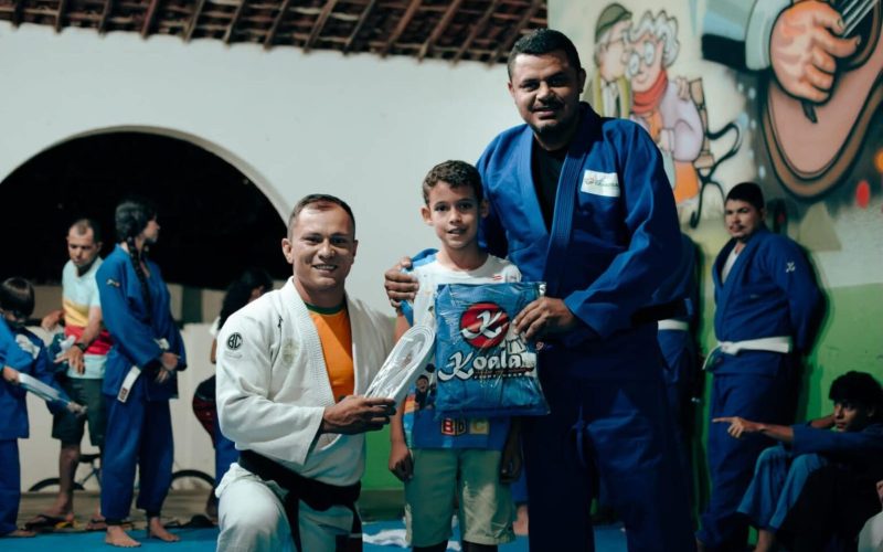 Prefeitura de Caraúbas entrega kimonos e faixas para alunos da oficina de jiu-jitsu e reforça investimentos no esporte e na assistência social