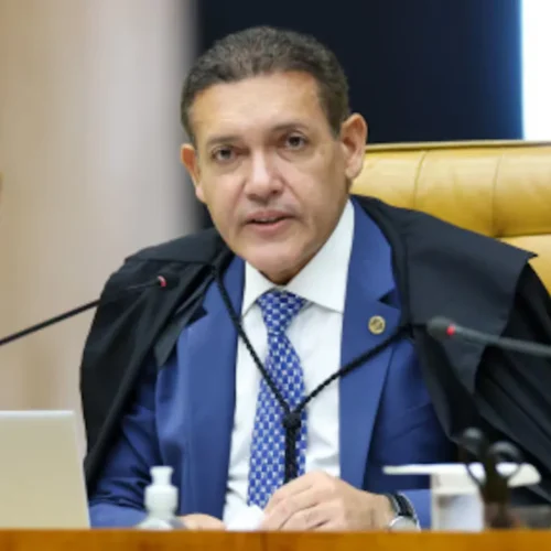 TSE determina volta de Flávio Bolsonaro ao PL e libera registro de candidatura