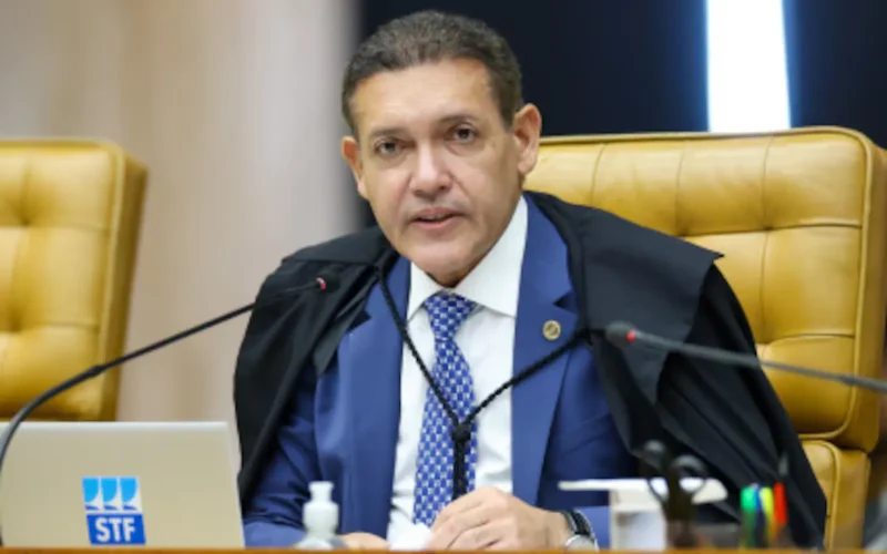 TSE determina volta de Flávio Bolsonaro ao PL e libera registro de candidatura