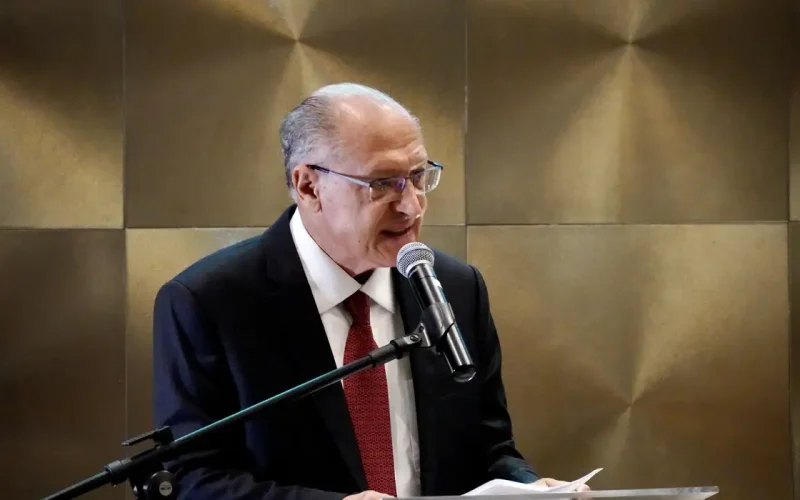 Alckmin deixará ministério em abril, mas seguirá como vice