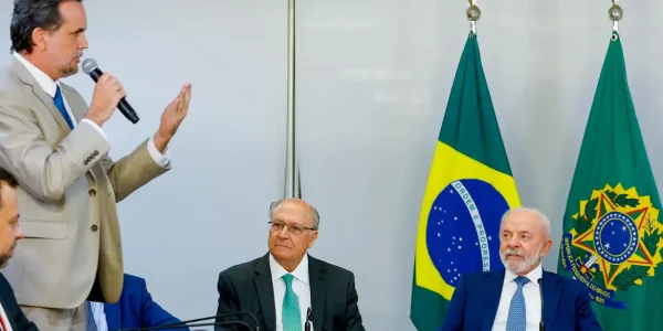 Lula assina MP e zera “taxa das blusinhas”