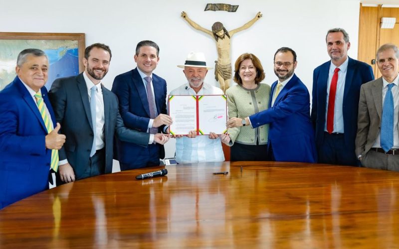 Lula entrega a Motta projeto para beneficiar MEIs