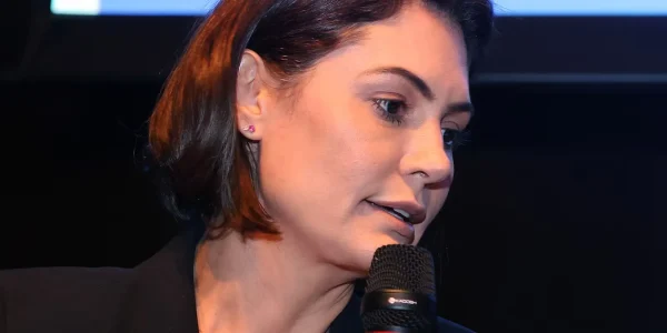 Michelle deixa de seguir Eduardo e Carlos Bolsonaro após embates com filhos de ex-presidente