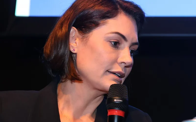 Michelle deixa de seguir Eduardo e Carlos Bolsonaro após embates com filhos de ex-presidente