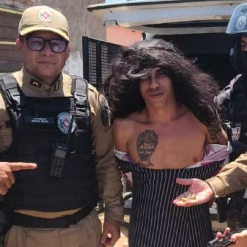 Vídeo; Criança encontrada no colo de suspeito de homicídios preso vestido de mulher na PB não era parente dele, diz polícia