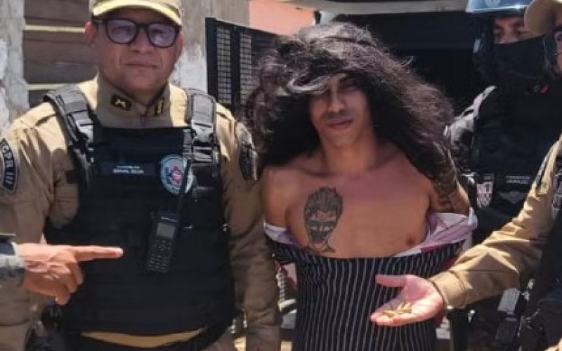 Vídeo; Criança encontrada no colo de suspeito de homicídios preso vestido de mulher na PB não era parente dele, diz polícia