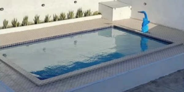 Criança de cinco anos morre afogada durante festa em piscina, na Paraíba