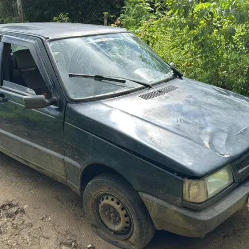 Veículo com placas de Gurjão e restrição de roubo é encontrado em Queimadas; carro estaria sendo utilizado em assaltos no Cariri