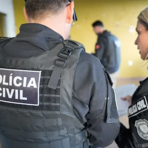 Mãe e padrasto são presos por maus-tratos contra crianças, no Agreste da Paraíba