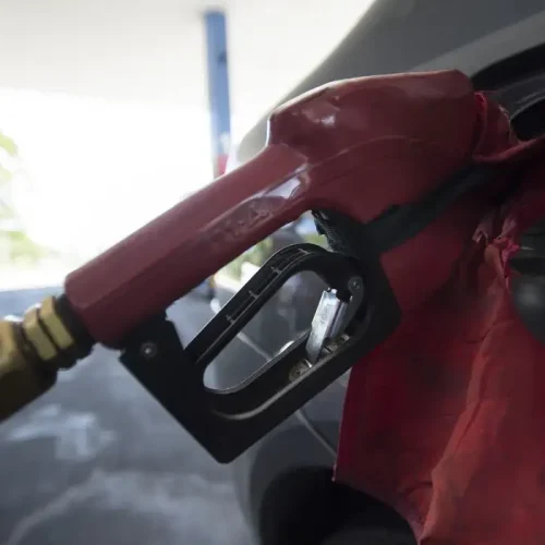 Com nova alta mundial do petróleo, governo mantém desconto na gasolina