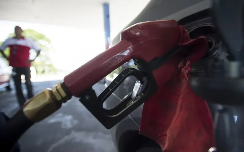 Com nova alta mundial do petróleo, governo mantém desconto na gasolina