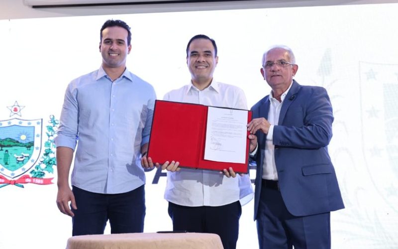 Lucas Ribeiro e ministro Gustavo Feliciano assinam convênio para qualificar profissionais do turismo e assegurar crescimento do setor na Paraíba