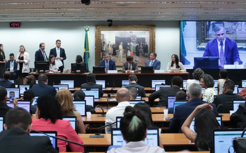CCJ da Câmara aprova proposta que reduz maioridade penal de 18 para 16 anos