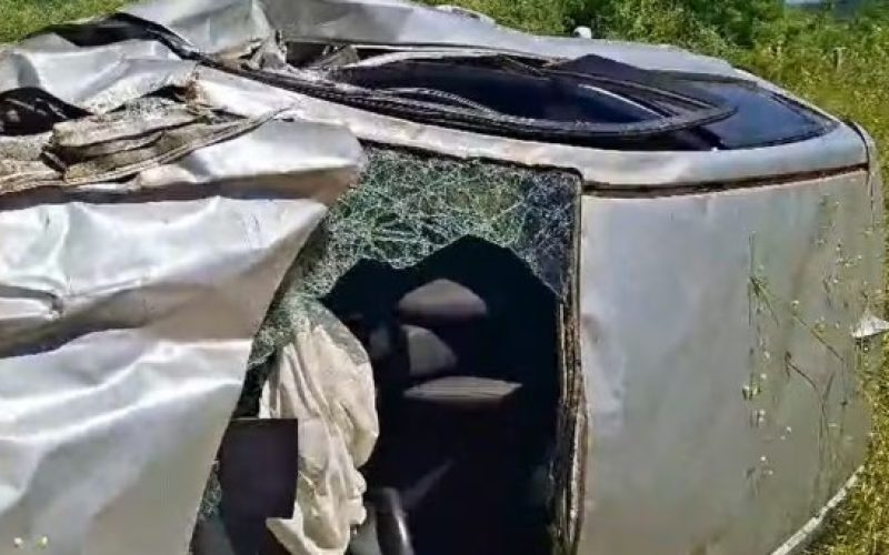 Carro capota e deixa morto e ferido no Sertão paraibano