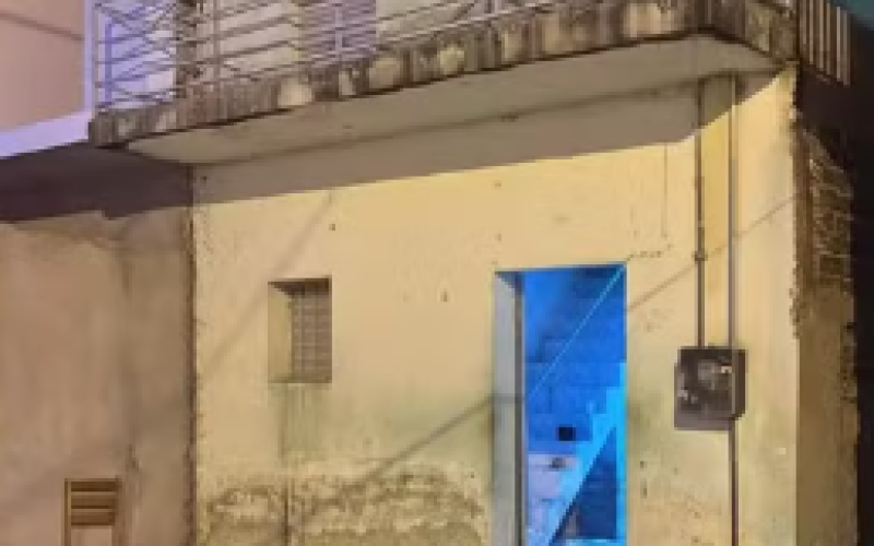 Adolescente suspeito de matar padrasto após presenciar agressão contra a mãe se apresenta à polícia na PB