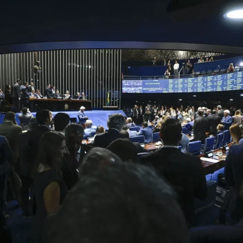 Oposição e empresários se mobilizam para retardar PEC do 6×1 no Senado