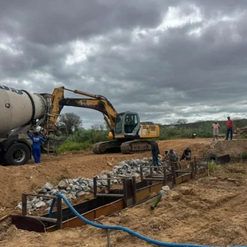 Prefeitura de São Domingos do Cariri retoma obra de passagem molhada na comunidade Barro Vermelho
