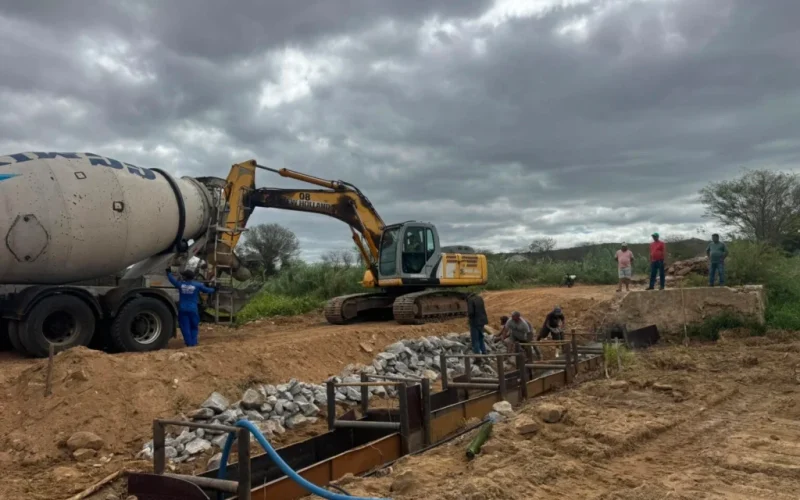 Prefeitura de São Domingos do Cariri retoma obra de passagem molhada na comunidade Barro Vermelho