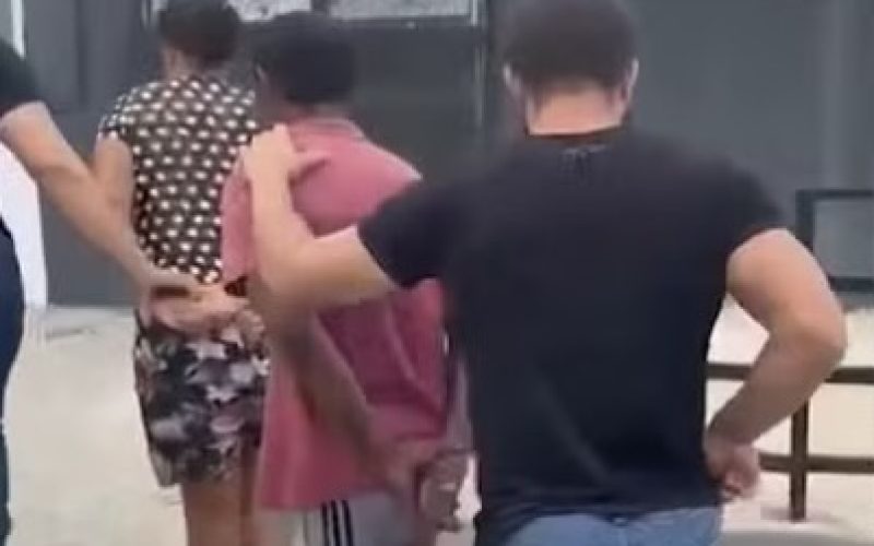 Mãe e padrasto são presos por estuprar adolescente com transtorno mental 16 anos após o crime