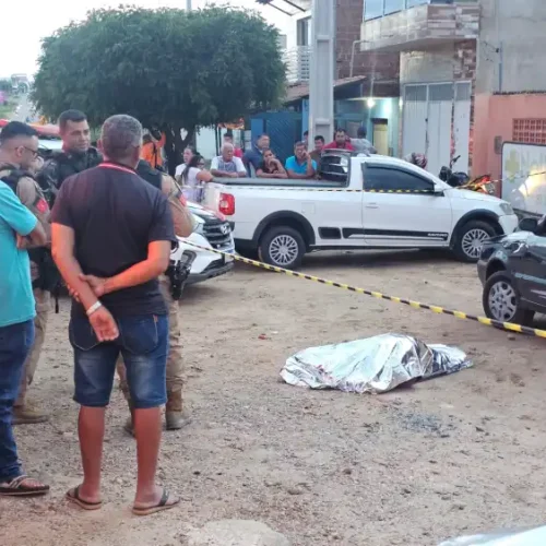 Homem é executado com tiro na cabeça em frente a bar em Monteiro