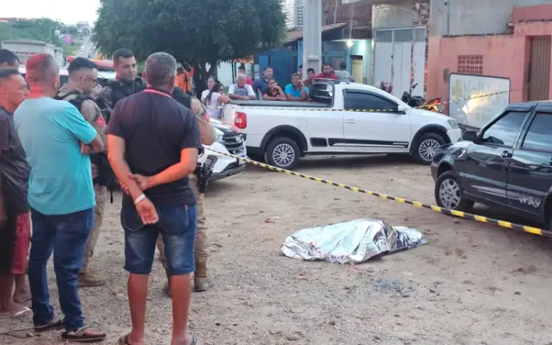 Homem é executado com tiro na cabeça em frente a bar em Monteiro