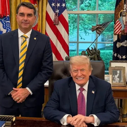 Flávio Bolsonaro encontra Donald Trump na Casa Branca e publica foto