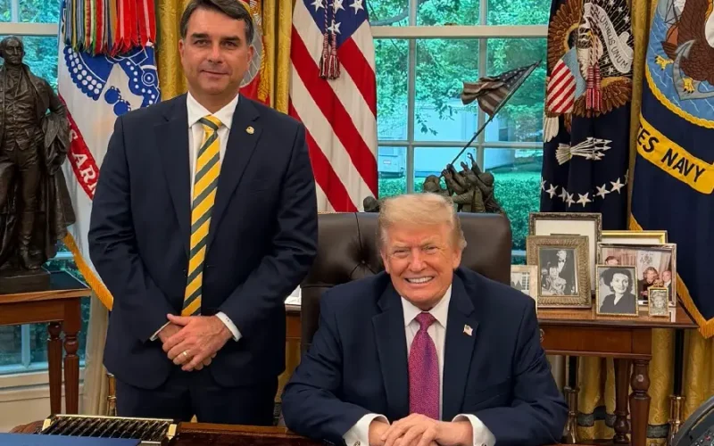 Flávio Bolsonaro encontra Donald Trump na Casa Branca e publica foto