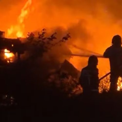 Carreta de combustível tomba, deixa duas pessoas feridas e causa incêndio em rodovia, no Cariri Paraibano