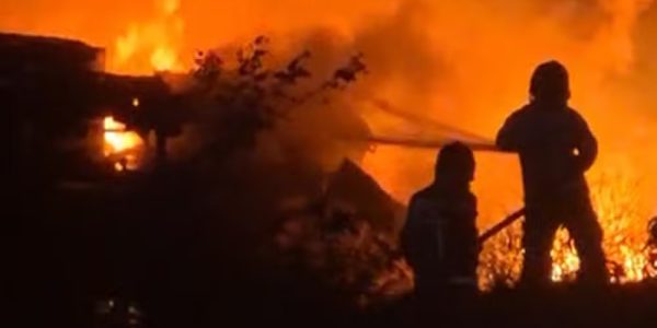 Carreta de combustível tomba, deixa duas pessoas feridas e causa incêndio em rodovia, no Cariri Paraibano