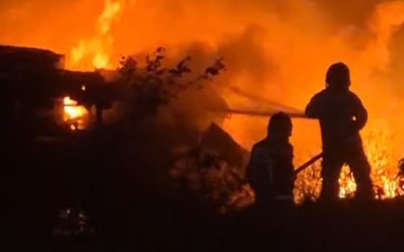 Carreta de combustível tomba, deixa duas pessoas feridas e causa incêndio em rodovia, no Cariri Paraibano