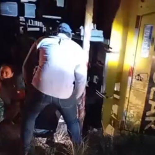 Ônibus escolar tomba após motorista tentar desviar de animal e deixa jovem em estado grave na BR-230; Vídeo