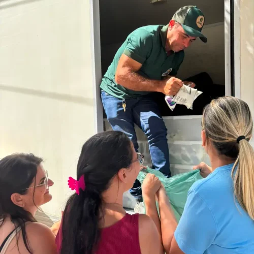 Prefeitura de São Domingos do Cariri inicia distribuição de leite de cabra para beneficiários do programa de cesta básica