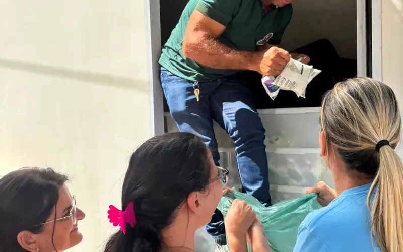 Prefeitura de São Domingos do Cariri inicia distribuição de leite de cabra para beneficiários do programa de cesta básica