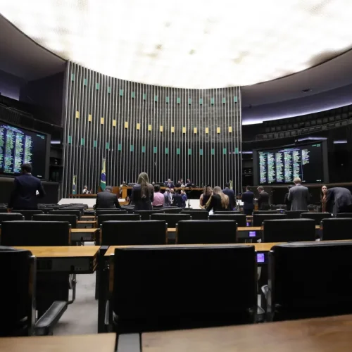 Fase final da janela partidária consolida tamanho do PL e perdas no União