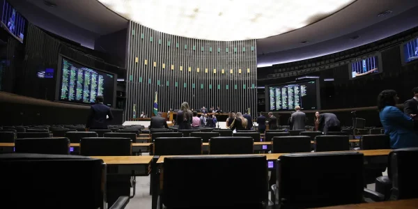 Fase final da janela partidária consolida tamanho do PL e perdas no União