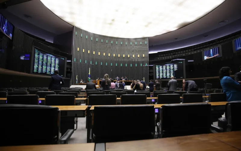 Fase final da janela partidária consolida tamanho do PL e perdas no União