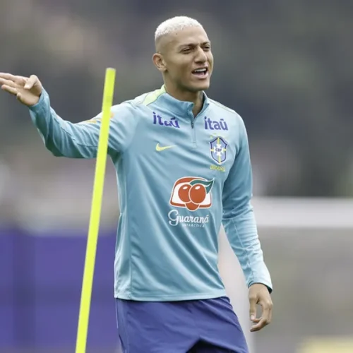 Richarlison doa R$ 200 mil e impulsiona campanha de jovem paraibana por próteses das pernas