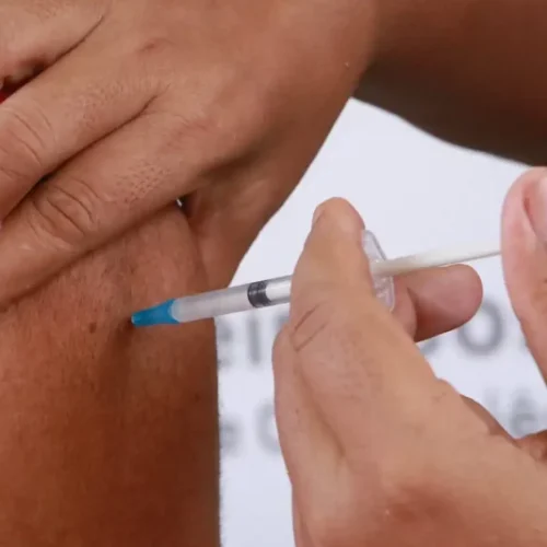 Após pedido da Anvisa, Paraíba suspende vacina do Butantan contra dengue