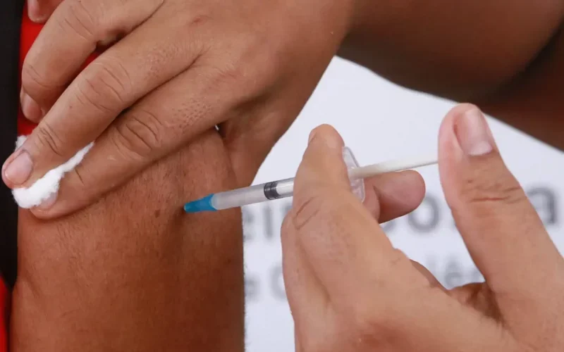 Após pedido da Anvisa, Paraíba suspende vacina do Butantan contra dengue