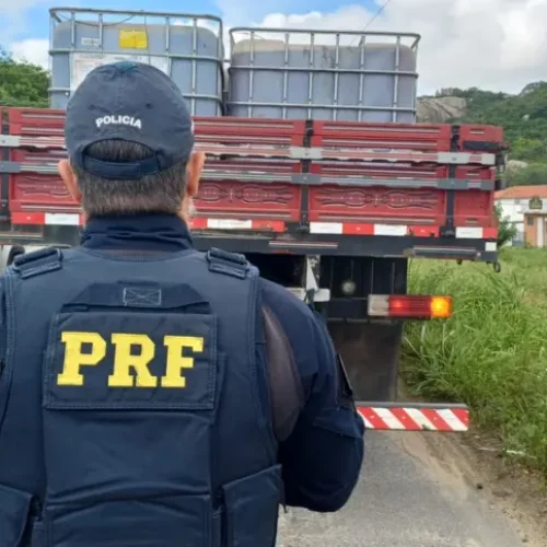 PRF apreende 10 mil litros de óleo transportado irregularmente em Queimadas