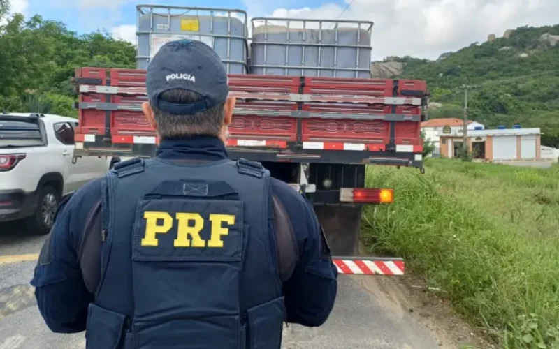 PRF apreende 10 mil litros de óleo transportado irregularmente em Queimadas